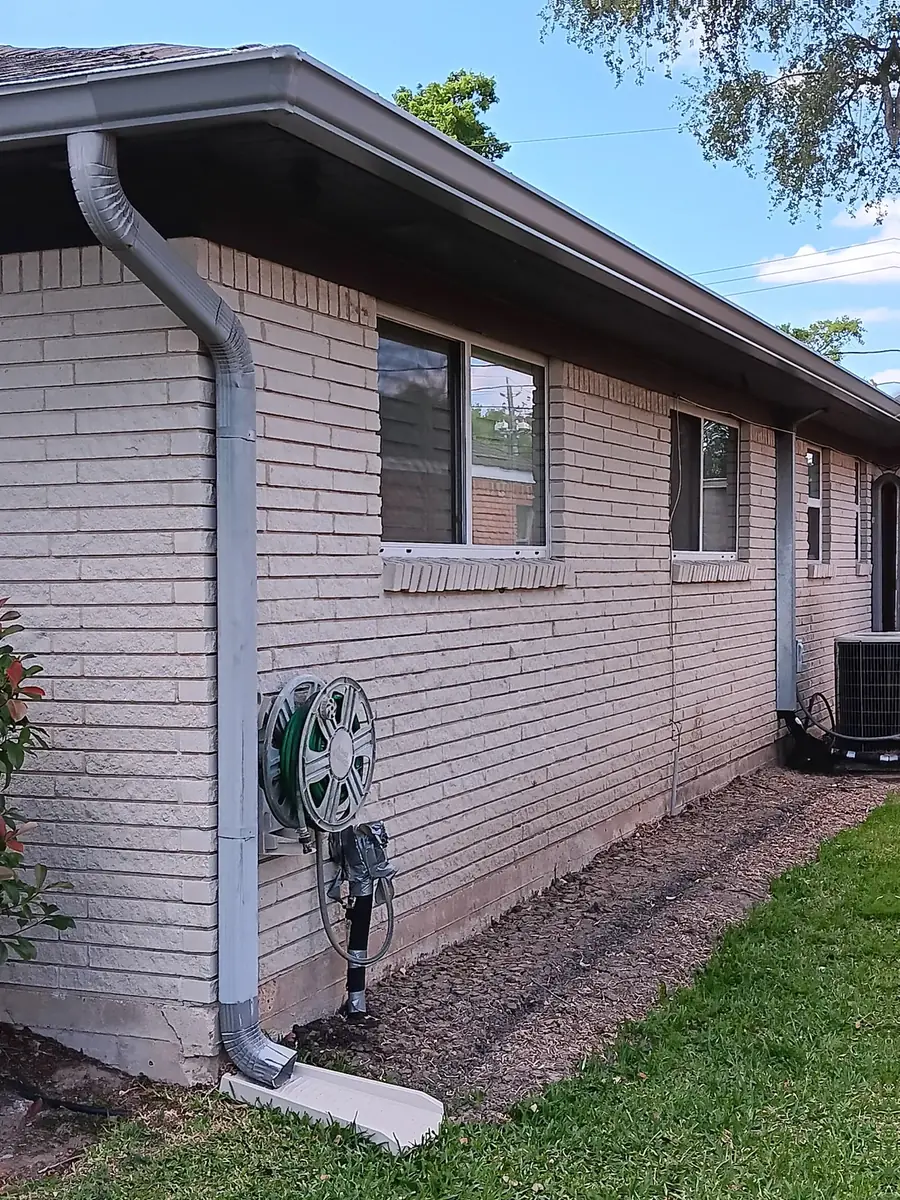 Long siding wall with gutter and utility-side drainage